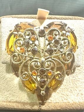🔥Vtg Juliana D&E Honey Suckle Amber Rhinestone, Filigree Heart Accent Brooch